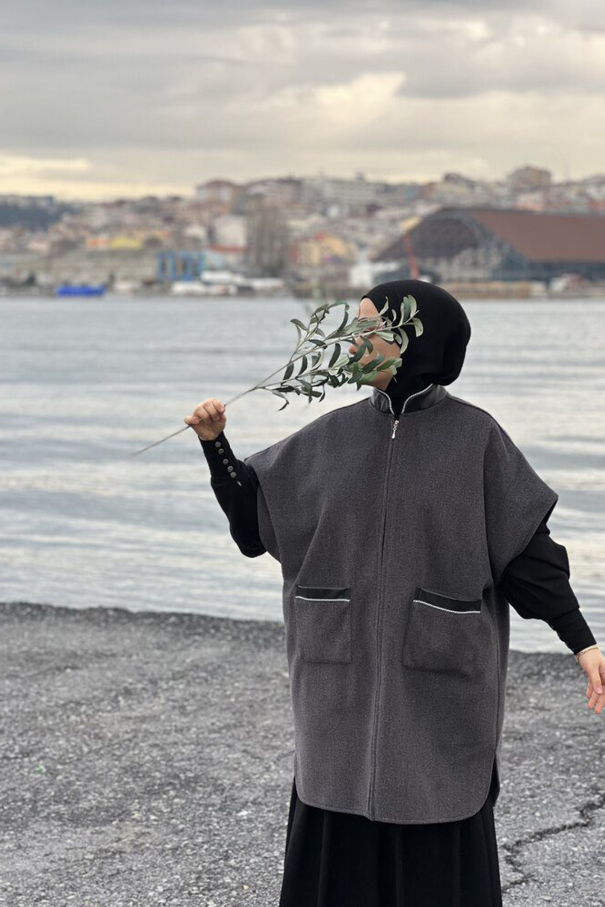 Deri Yaka ve Beyaz Biye Detaylı Düz Kesim Panço