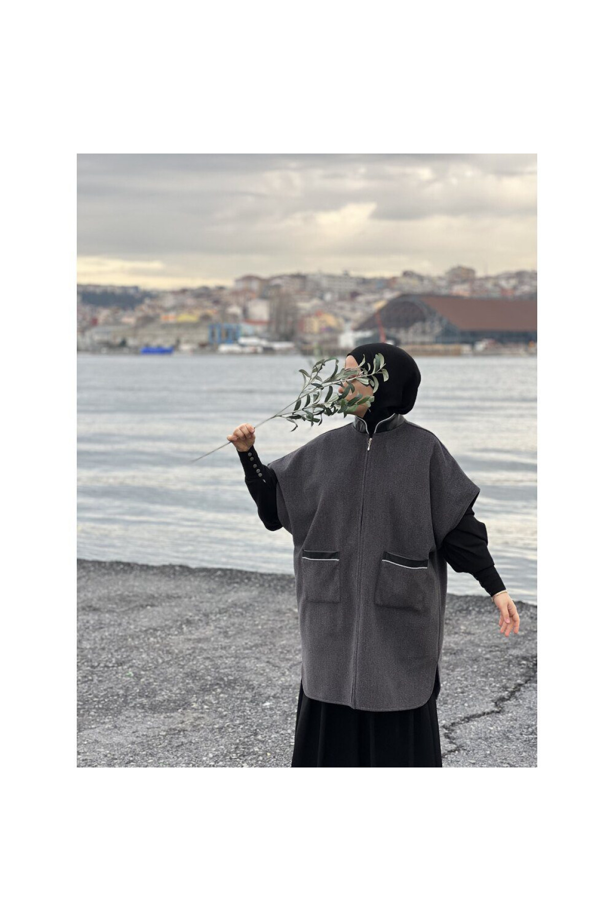 Deri Yaka ve Beyaz Biye Detaylı Düz Kesim Panço