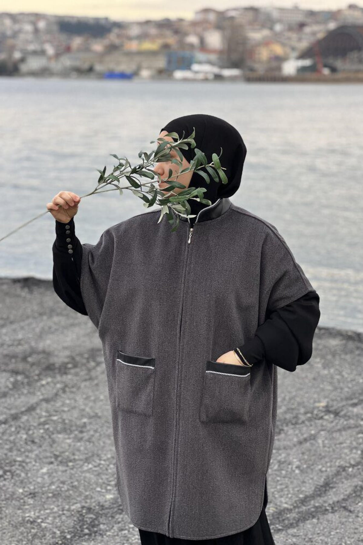 Deri Yaka ve Beyaz Biye Detaylı Düz Kesim Panço