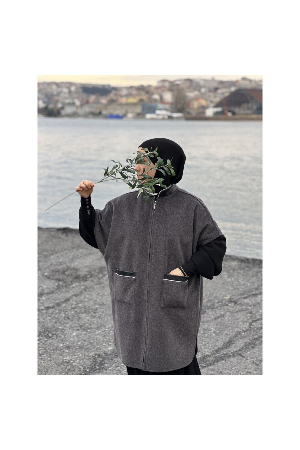 Deri Yaka ve Beyaz Biye Detaylı Düz Kesim Panço