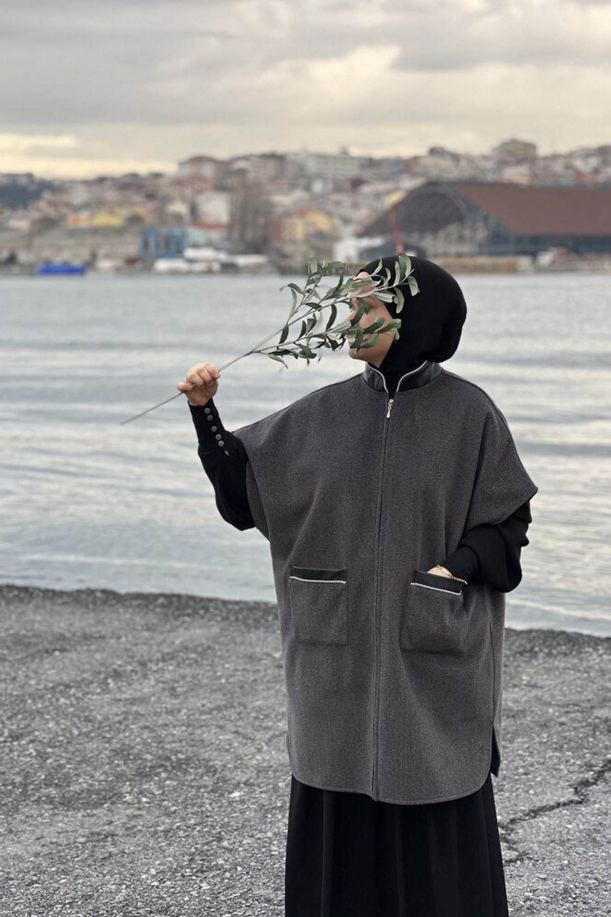 Deri Yaka ve Beyaz Biye Detaylı Düz Kesim Panço