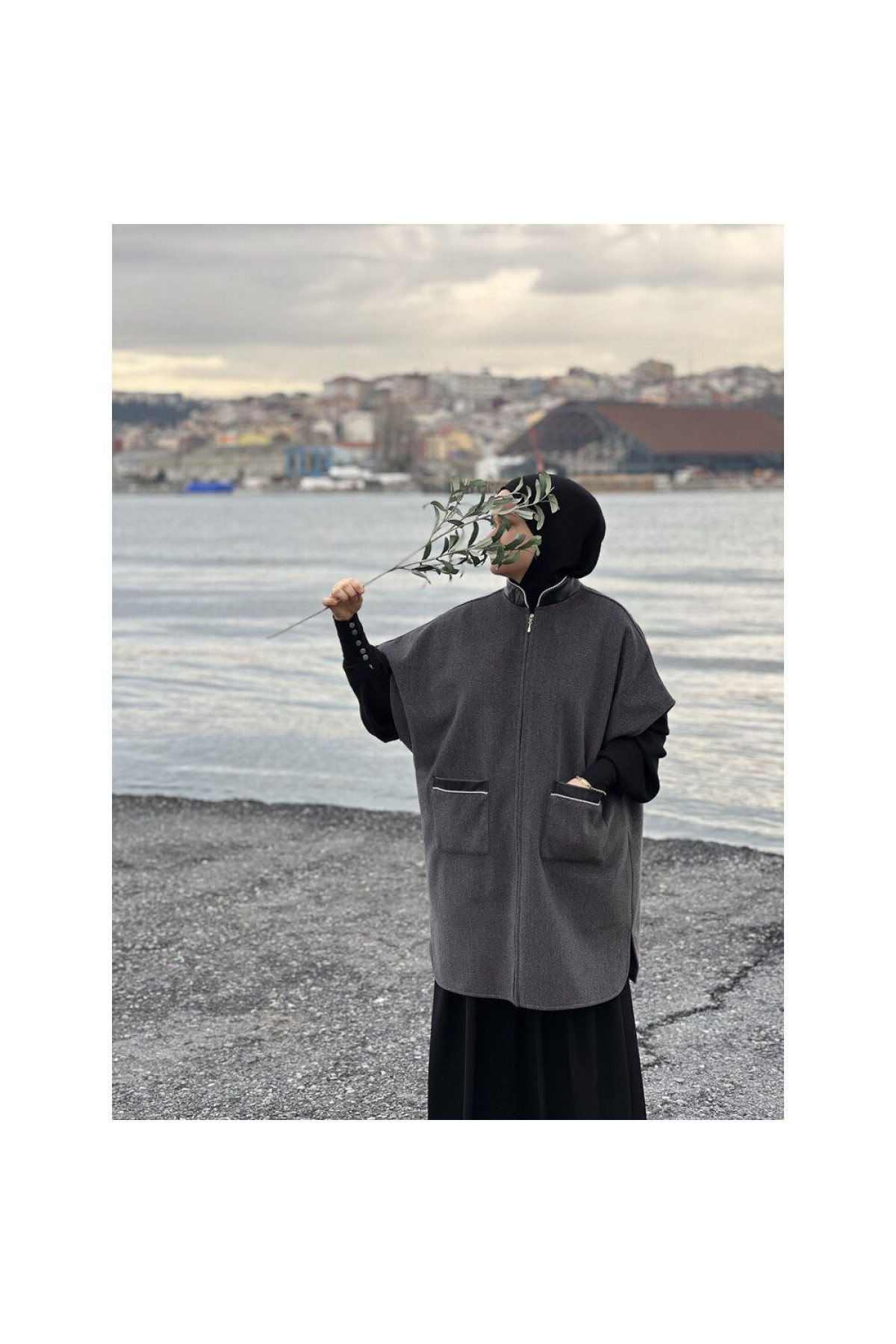 Deri Yaka ve Beyaz Biye Detaylı Düz Kesim Panço