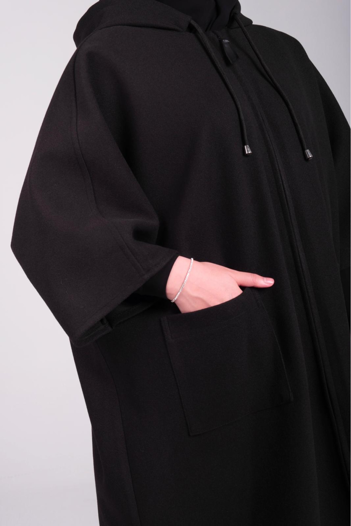 kaşe siyah düz kesim panço ön görünüm