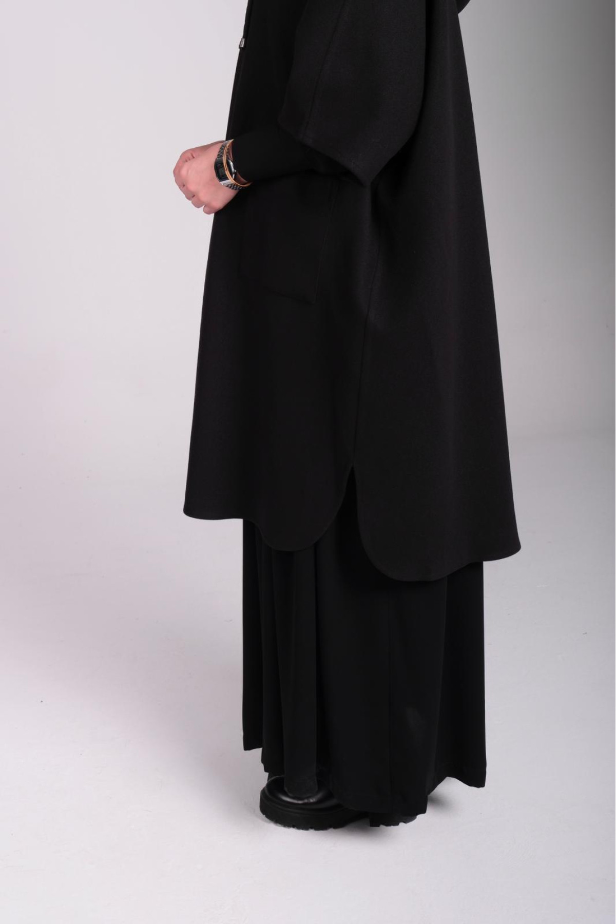 kaşe siyah düz kesim panço ön görünüm