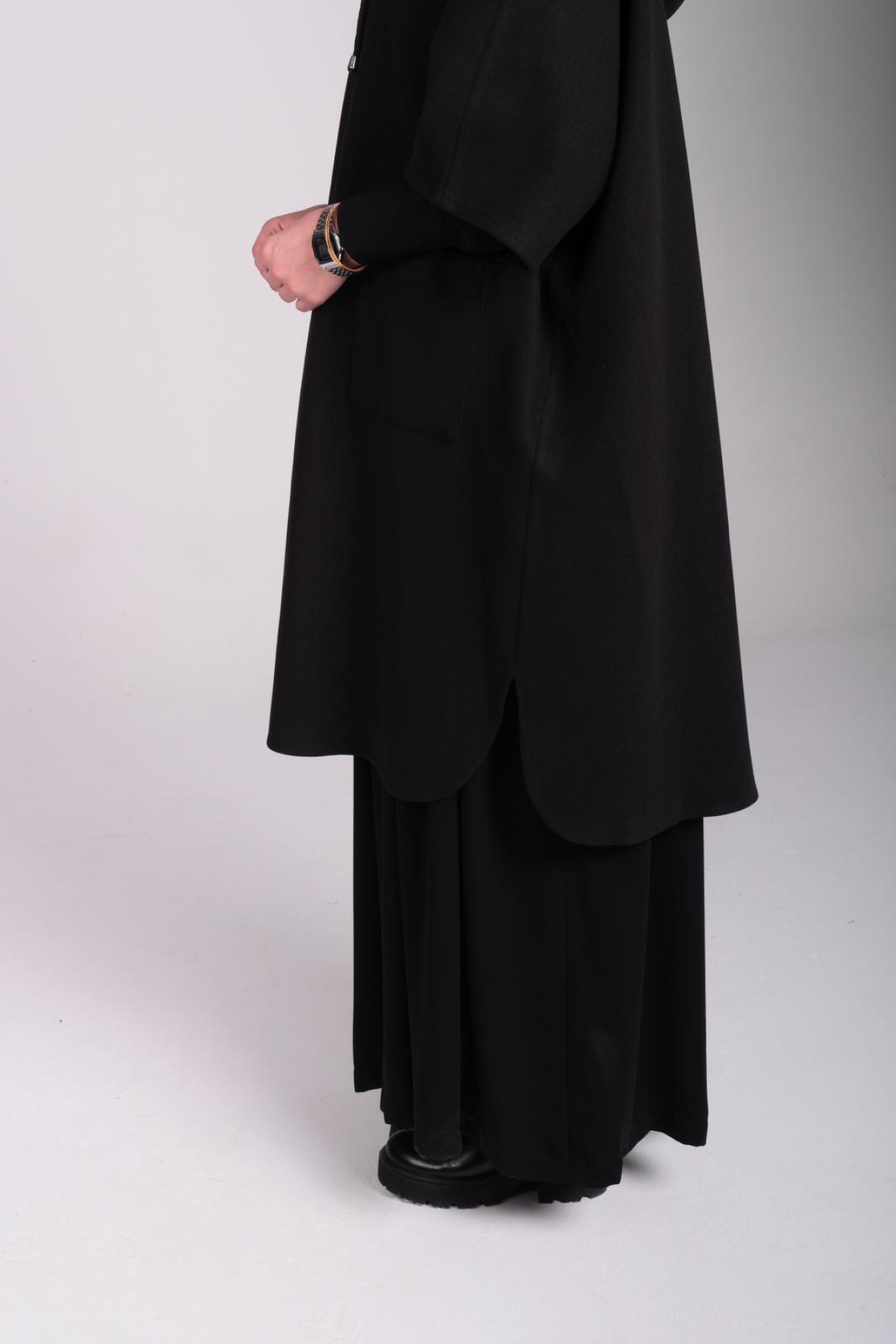 kaşe siyah düz kesim panço ön görünüm